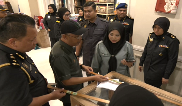 Pengarah KPDN Kuala Lumpur, Mohd Sabri Seman mengetuai operasi di Jalan Tuanku Abdul Rahman.
